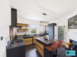 Kitchen/Breakfast Room- click for photo gallery